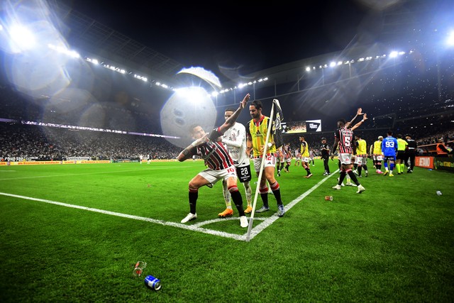 Luciano faz gol pelo São Paulo, provoca torcida do Corinthians e gera confusão.