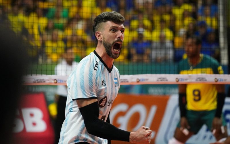 A seleção brasileira foi derrotada pela Argentina e sofreu sua primeira perda no Campeonato Sul-Americano de Vôlei.