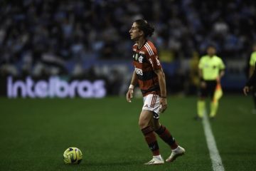 Filipe Luís volta a treinar no campo, e Flamengo se prepara para enfrentar o Cuiabá